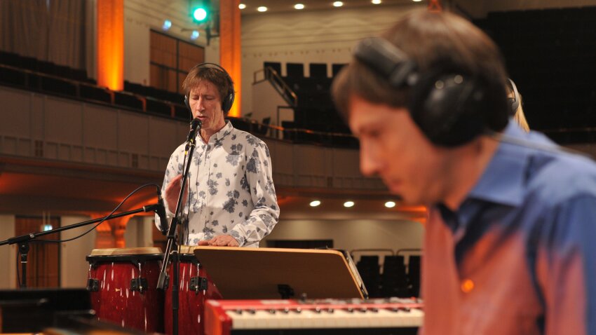 Foto von Annie Questions with Strings